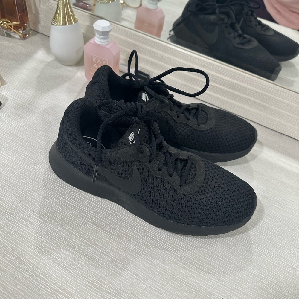 NIKE ROSHE’S - BLACK WOMEN’s